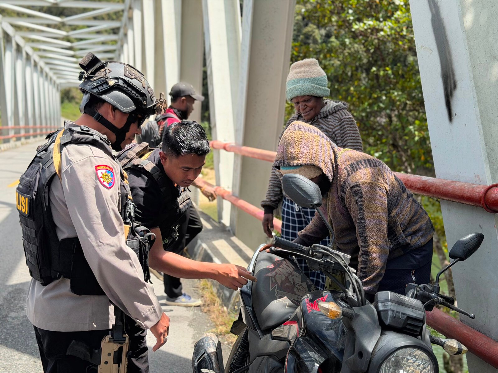 Polres Paniai dan TNI Gelar Patroli Skala Besar, Pastikan Kamtibmas Tetap Kondusif