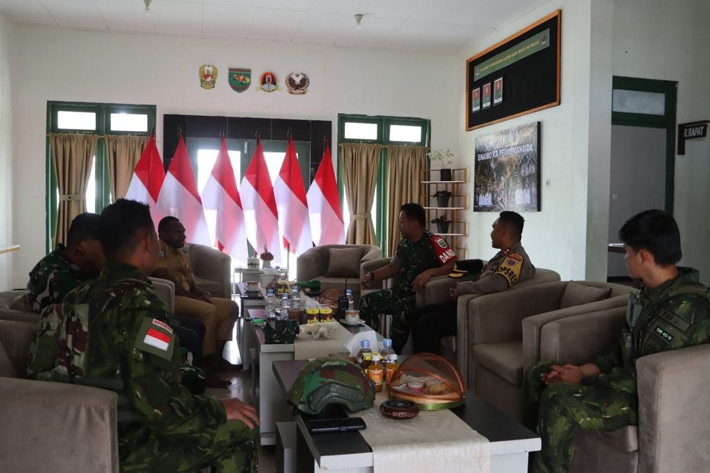 Pererat Sinergitas TNI-Polri, Kapolres Paniai Hadiri Syukuran Sertijab Danramil Obano dan HUT Dandim