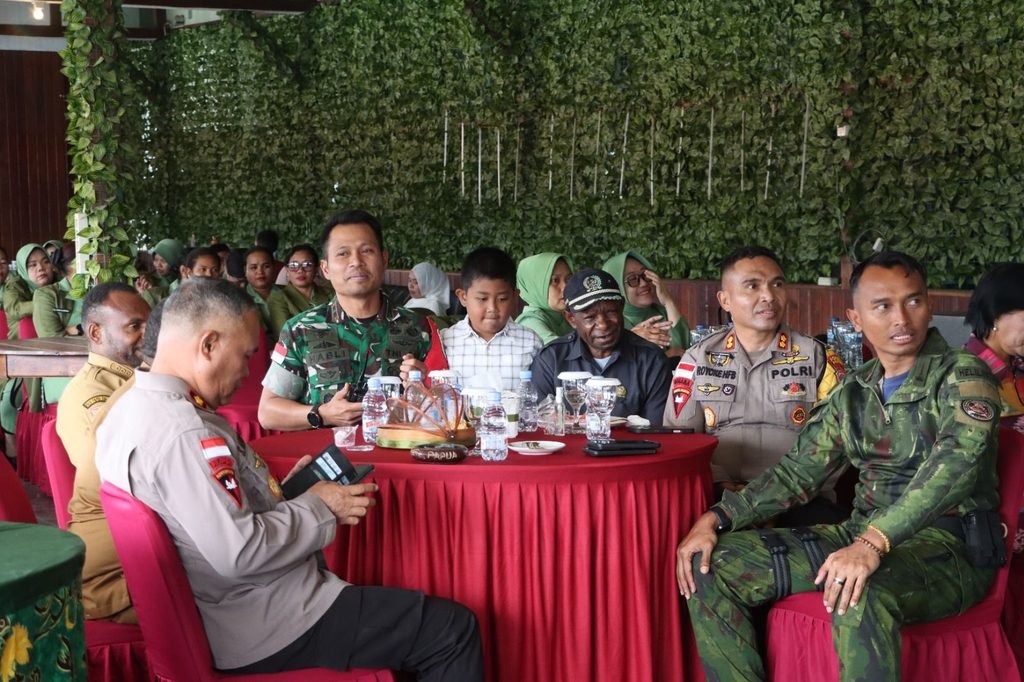 Pererat Sinergitas TNI-Polri, Kapolres Paniai Hadiri Syukuran Sertijab Danramil Obano dan HUT Dandim
