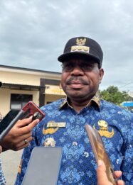 Bupati Mesak Magai Ingin Pantai Nabire Lebih Bersih dan Tertib