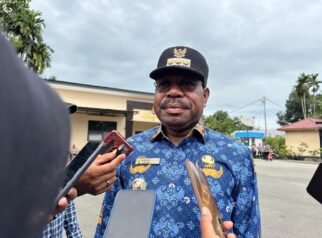 Bupati Mesak Magai Ingin Pantai Nabire Lebih Bersih dan Tertib