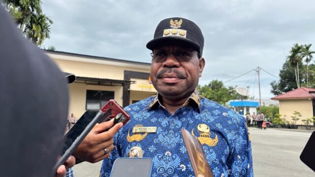 Bupati Mesak Magai Ingin Pantai Nabire Lebih Bersih dan Tertib
