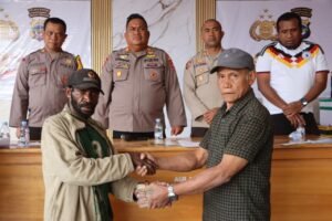 Mediasi Kasus Penikaman di Paniai Berujung Kesepakatan, Denda Adat Rp50 Juta Diserahkan