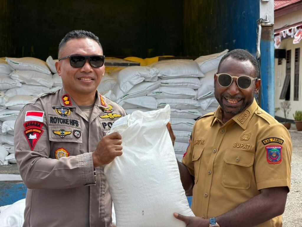 Bupati Paniai Serahkan 5 Ton Beras kepada Personel Polres, Bentuk Apresiasi Jaga Kamtibmas