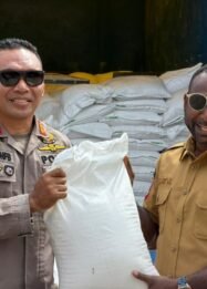 Bupati Paniai Serahkan 5 Ton Beras kepada Personel Polres, Bentuk Apresiasi Jaga Kamtibmas