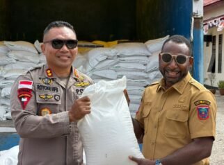 Bupati Paniai Serahkan 5 Ton Beras kepada Personel Polres, Bentuk Apresiasi Jaga Kamtibmas