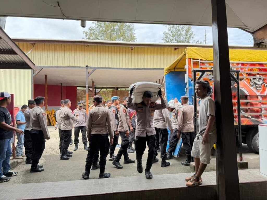 Bupati Paniai Serahkan 5 Ton Beras kepada Personel Polres, Bentuk Apresiasi Jaga Kamtibmas