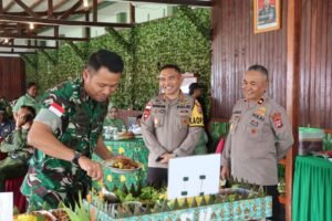 Pererat Sinergitas TNI-Polri, Kapolres Paniai Hadiri Syukuran Sertijab Danramil Obano dan HUT Dandim