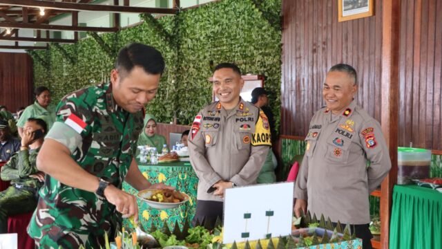 Pererat Sinergitas TNI-Polri, Kapolres Paniai Hadiri Syukuran Sertijab Danramil Obano dan HUT Dandim