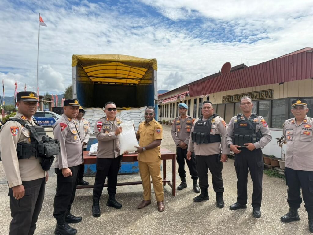 Bupati Paniai Serahkan 5 Ton Beras kepada Personel Polres, Bentuk Apresiasi Jaga Kamtibmas