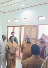 Gubernur Meki Nawipa Datang ke Puskesmas Tenedagi, Puji Dedikasi Tenaga Kesehatan