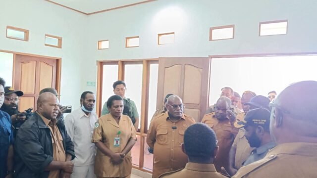 Gubernur Meki Nawipa Datang ke Puskesmas Tenedagi, Puji Dedikasi Tenaga Kesehatan
