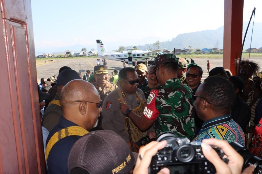 Wagub Papua Tengah Tinjau Penanganan Kebakaran dan Pembangunan Paniai