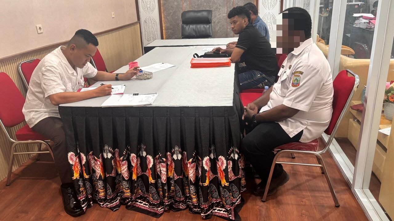 Polres Nabire Serahkan Tersangka Korupsi PLTS, Kerugian Negara Rp785 Juta