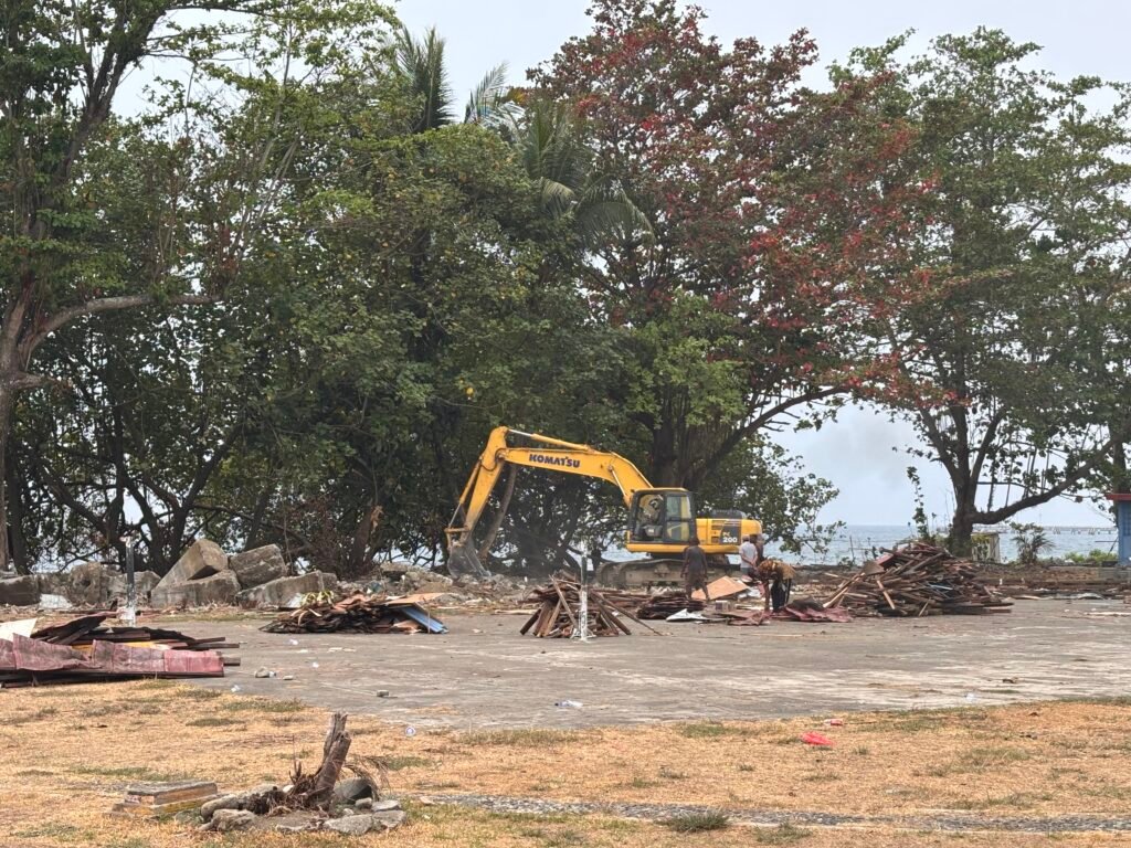 Kejar View Laut untuk Pengunjung, Tembok dan Panggung Taman Gizi Dibongkar