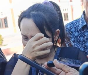 Tak Kuasa Menahan Tangis, Ibunda CKC Berharap Hakim PN Nabire Beri Hukuman Terberat