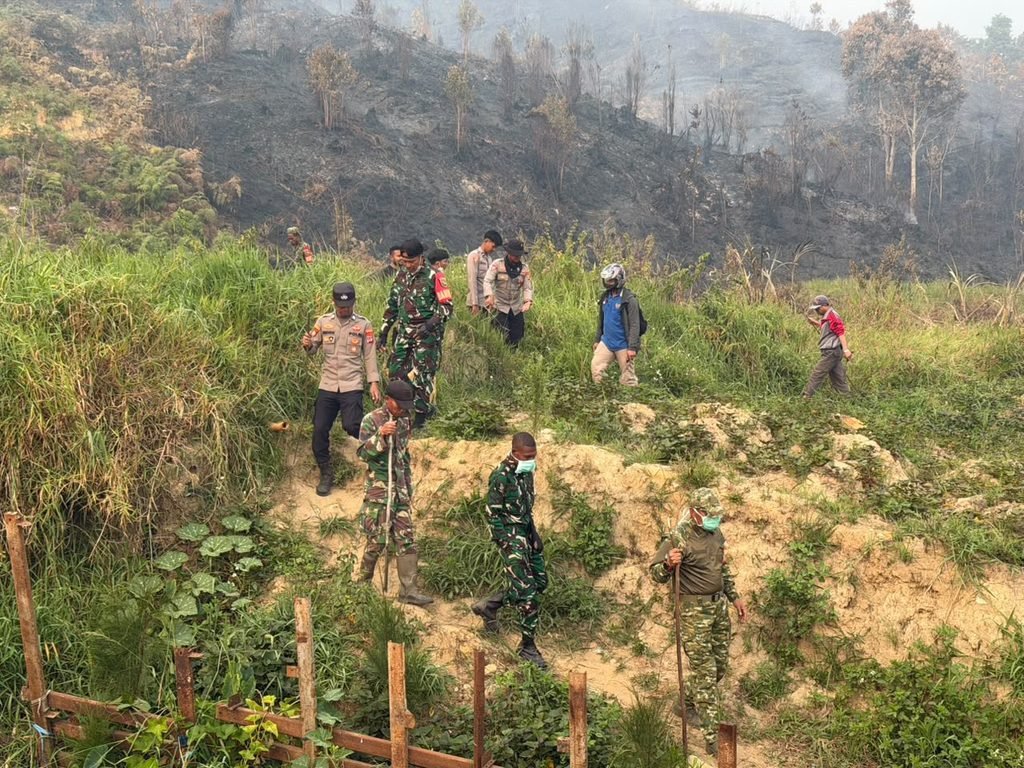Sinergitas TNI-Polri dan Pemda Paniai, Bersama Tangani Karhutla di Wilayah Madi