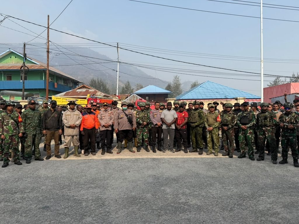Sinergitas TNI-Polri dan Pemda Paniai, Bersama Tangani Karhutla di Wilayah Madi