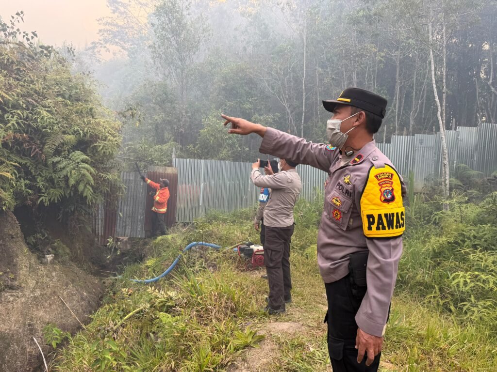 Polres Paniai Padamkan Karhutla di RSUD dan Terminal Madi