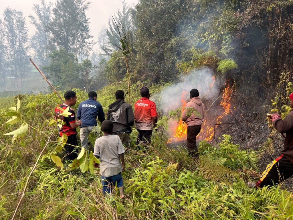 Polres Paniai Padamkan Karhutla di RSUD dan Terminal Madi