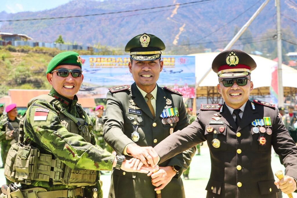 Kapolres Paniai Hadiri Upacara HUT TNI di Lapangan Karel Gobay Enarotali