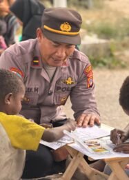 Polres Paniai mengedukasi anak-anak tentang tertib lalu lintas sejak dini di Terminal Madi
