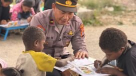 Polres Paniai mengedukasi anak-anak tentang tertib lalu lintas sejak dini di Terminal Madi